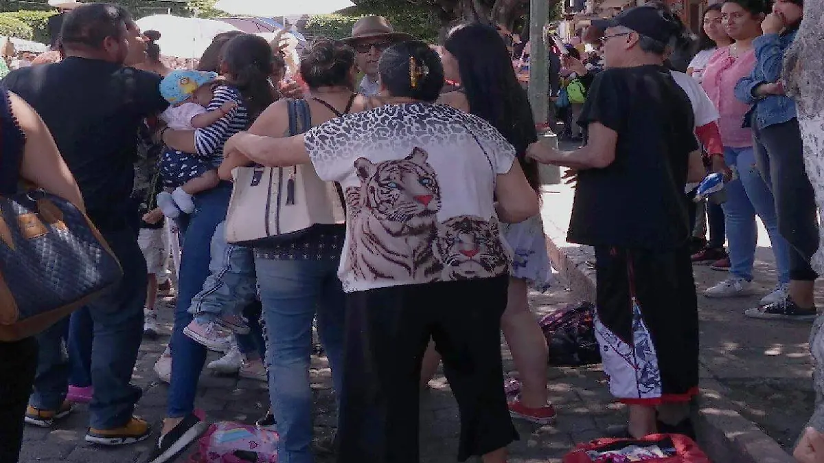 Mujeres enardecidas riñeron mientras se realizaba la cabalgata de feria.  foto Dolores Martínez.